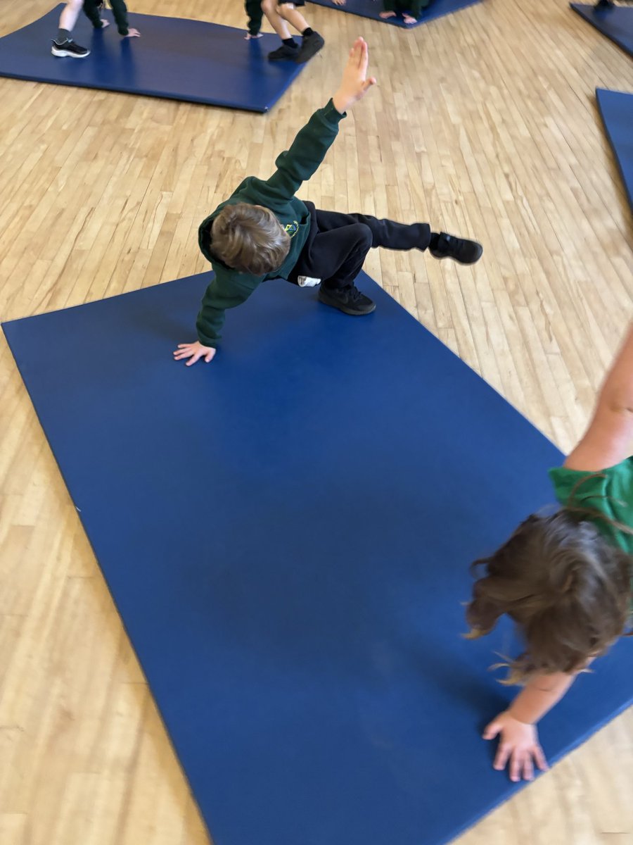 weaverhamschool's tweet image. PE is getting a little trickier in Reception as we move onto 1 hand / 1 foot balancing. However, we certainly gave it our all to try new positions 🤸‍♀️