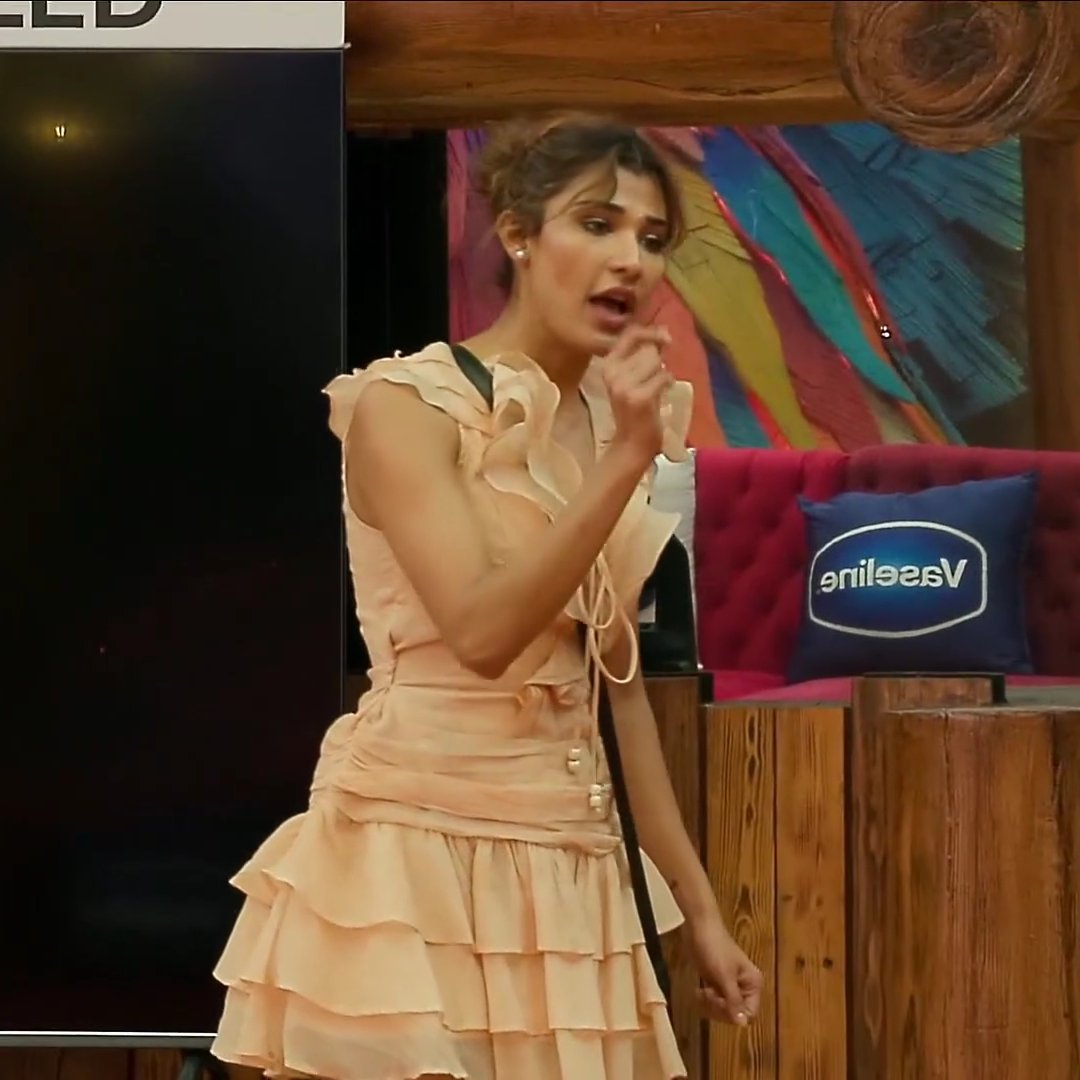 #NehalChudasama is doing so good in show now she stand for right give 100% in task take stand for her Best friend 👏

#biggboss19