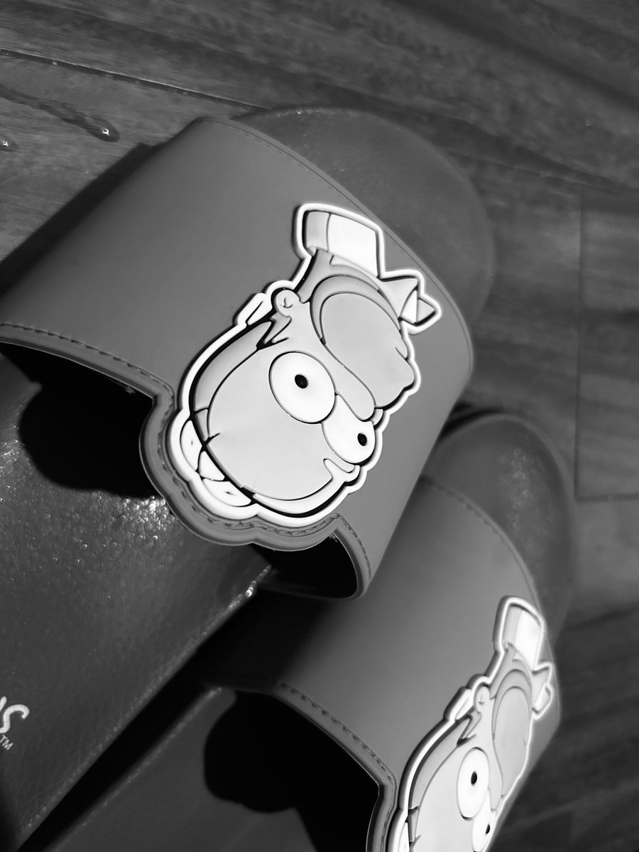 KrizLohman's tweet image. Maldición. Me apendejé y me metí a bañar con las chanclas de estar en lugar de con las chanclas de baño. 
Y estas tardan un chingo en secar porque tienen peluchito. 
#reallifeproblems