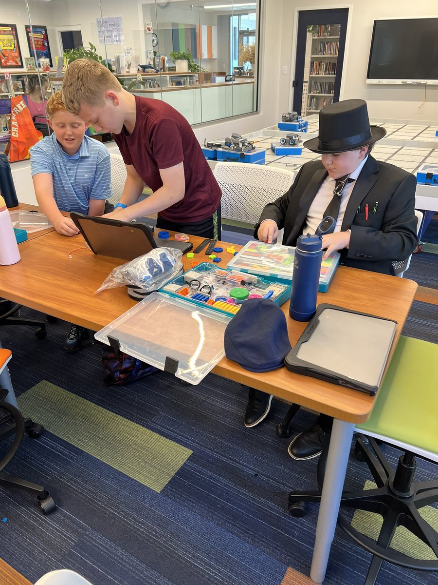 WCDS_Middle's tweet image. Middle school robotics try outs 🤖#WCDSMiddleSchool #WCDSRobotics #VEXRobotics #WCDSSTEAM