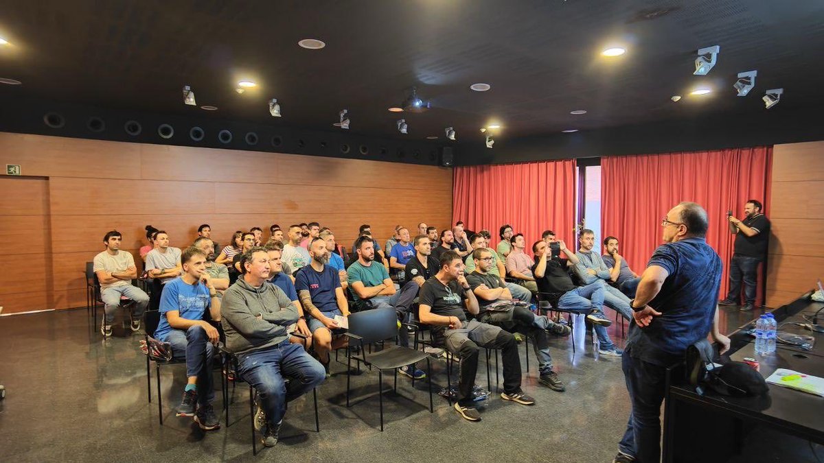 BombersPrecaris's tweet photo. Avui, a l’Hospitalet de l’infant hem tancat el cicle de xerrades repartides pel territori català.
4 reunions que han servit per posar cada cosa al seu lloc i on els bombers han pogut aclarir dubtes i aportar idees que ens ajudaran en aquest difícil camí que hem iniciat. https://t.co/hQasR3miIu