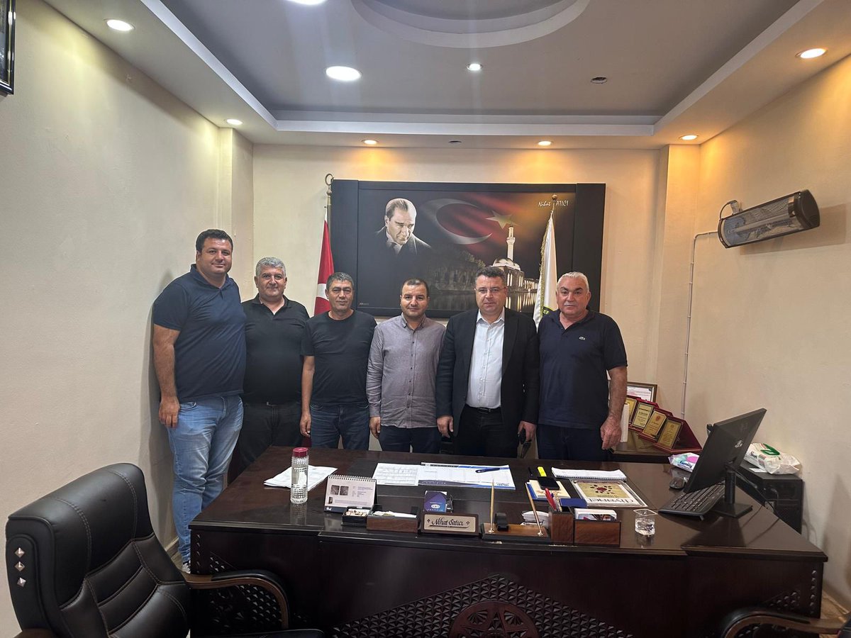 İlçemiz Bozova Esnaf ve Sanatkarlar Odası Başkanı Sayın Mehmet Nihat Satıcı ve yönetim kurulunu ziyaret ettik.İlçemizin mevcut durumu ve ekonomik gelişimi üzerine verimli bir görüşme gerçekleştirdik.Nazik misafirperverlikleri için teşekkür ederim.
Esnafımıza hayırlı işler dilerim