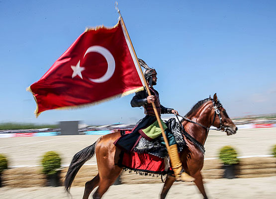 Bizden birisine,Bir şey olursa,
Vallahi sizden birisi kalmaz.
