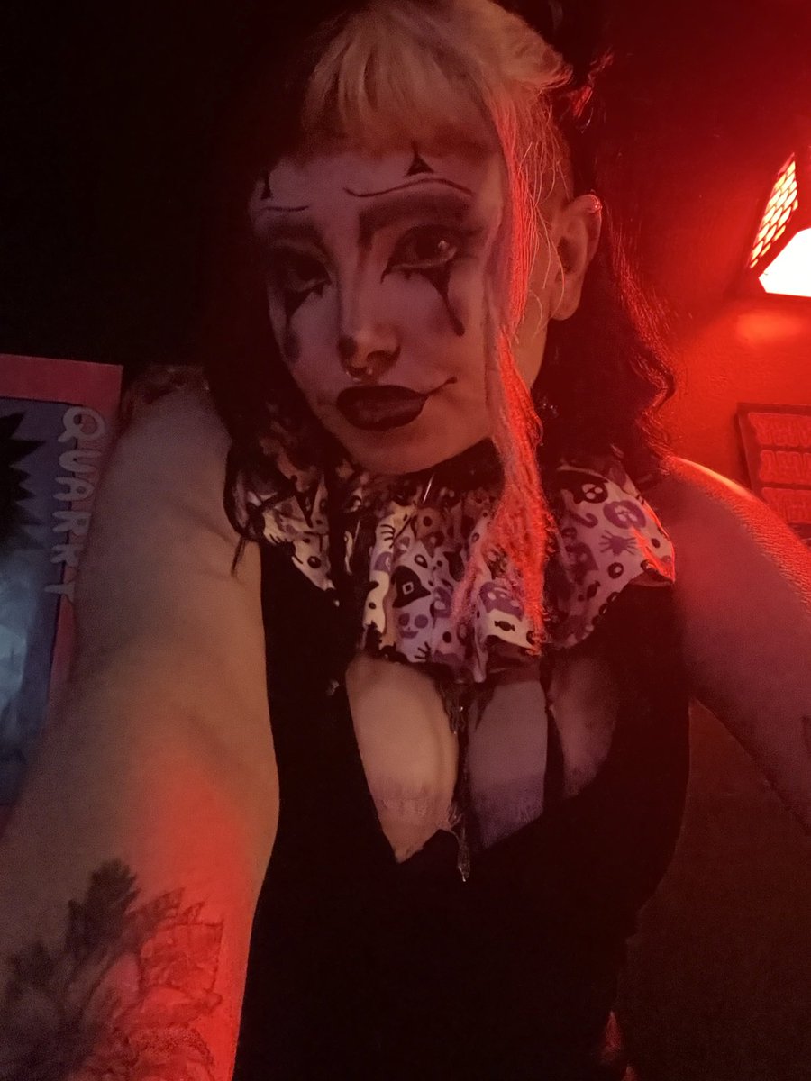 Working my Daddy’s gig tonight as her resident clown girl 🤡

Don’t I look adorably hot? 🫶🏻