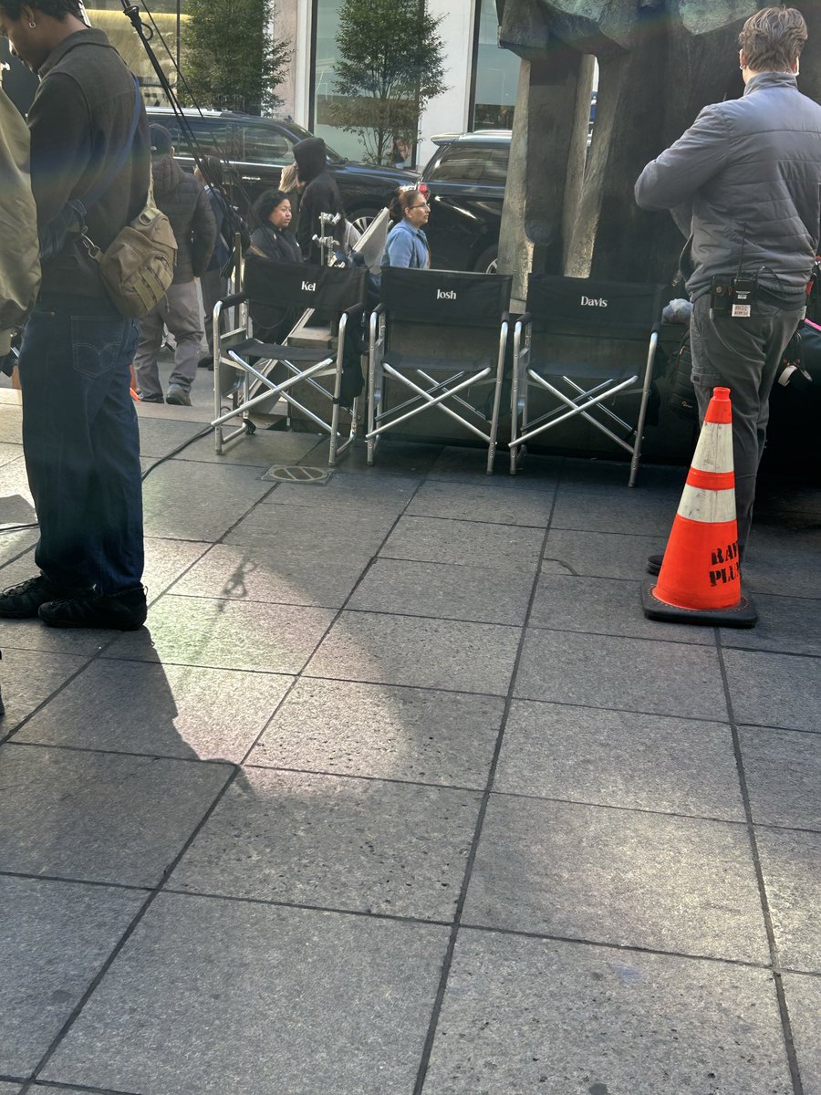 eanubis89's tweet image. @olv from set of Not Suitable For Work
