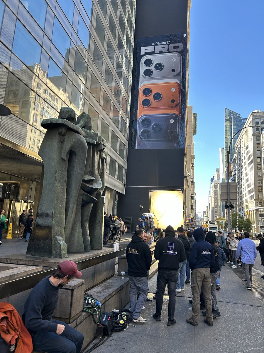eanubis89's tweet image. @olv from set of Not Suitable For Work