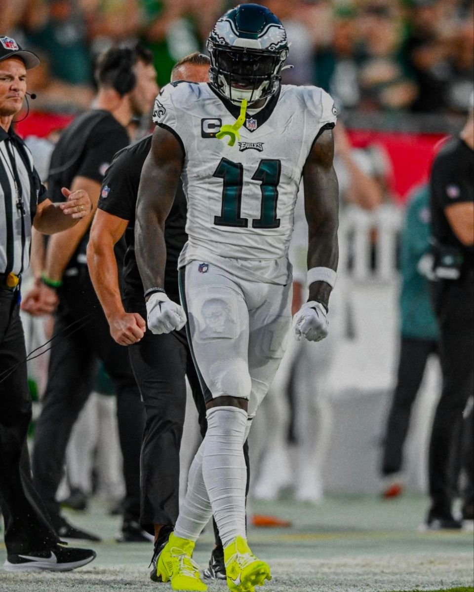 ZaarkoLocks's tweet photo. One Man. One Game. Under the Lights. ☢️

AJ Brown (+275)
Anytime TD 🎯 &amp; 50+ Rec Yards 📈

The lights are on, and it’s AJ Brown’s world tonight.
Legacy game loading — corners, start praying 🦅🔥💸

#ZaarkoKnows #NFL #TNF #NFLbets #GamblingTwitter #FlyEaglesFly https://t.co/kunCYJNUBx