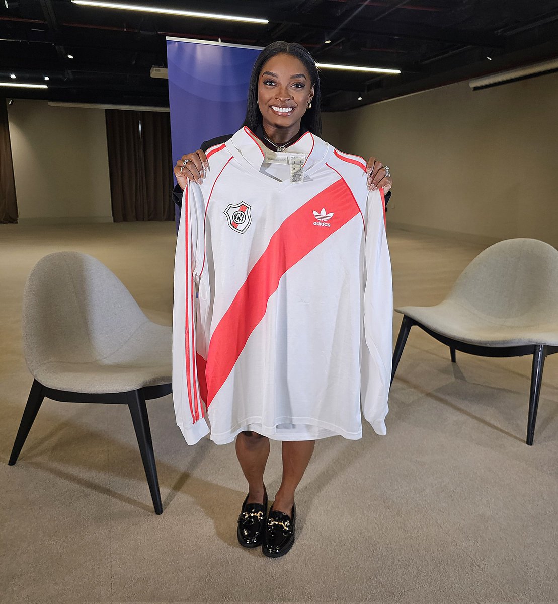 #SimoneBiles con el manto sagrado #River