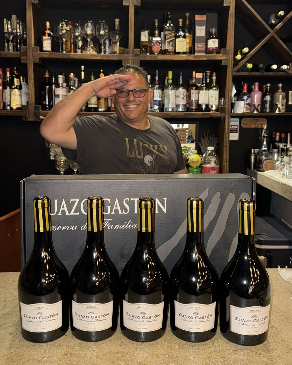 Nuestro amigo Víctor nos saluda desde Aibonito, Puerto Rico, con una caja de Zuazo Gastón Reserva Selección de Familia.

El vino une tierras y corazones… 🇪🇸🍷🇵🇷

¡Gracias por llevar un pedacito de Rioja al Caribe!

#ZuazoGaston #RiojaWine #ReservaWine #PuertoRico