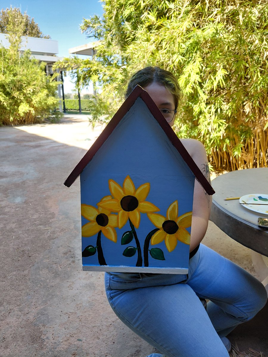 CSUBAH's tweet image. When you’re a little shy but your art speaks for itself 💛
Isabella’s birdhouse project is one even the birds are lining up for! 🐤

#AH #CSUB #kerncountysuniversity