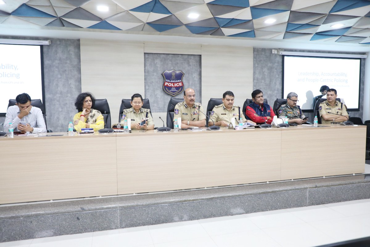 jsuryareddy's tweet image. Around 8,000 deaths in every year in Telangana due to Road Accidents, compared to around 900 Murders in every year, this is serious matter (#RoadSafety) : Telangana DGP
Director General of Police B. Shivadhar Reddy, IPS, addressed the All Additional DGs, CPs, SPs & DCPs at the…
