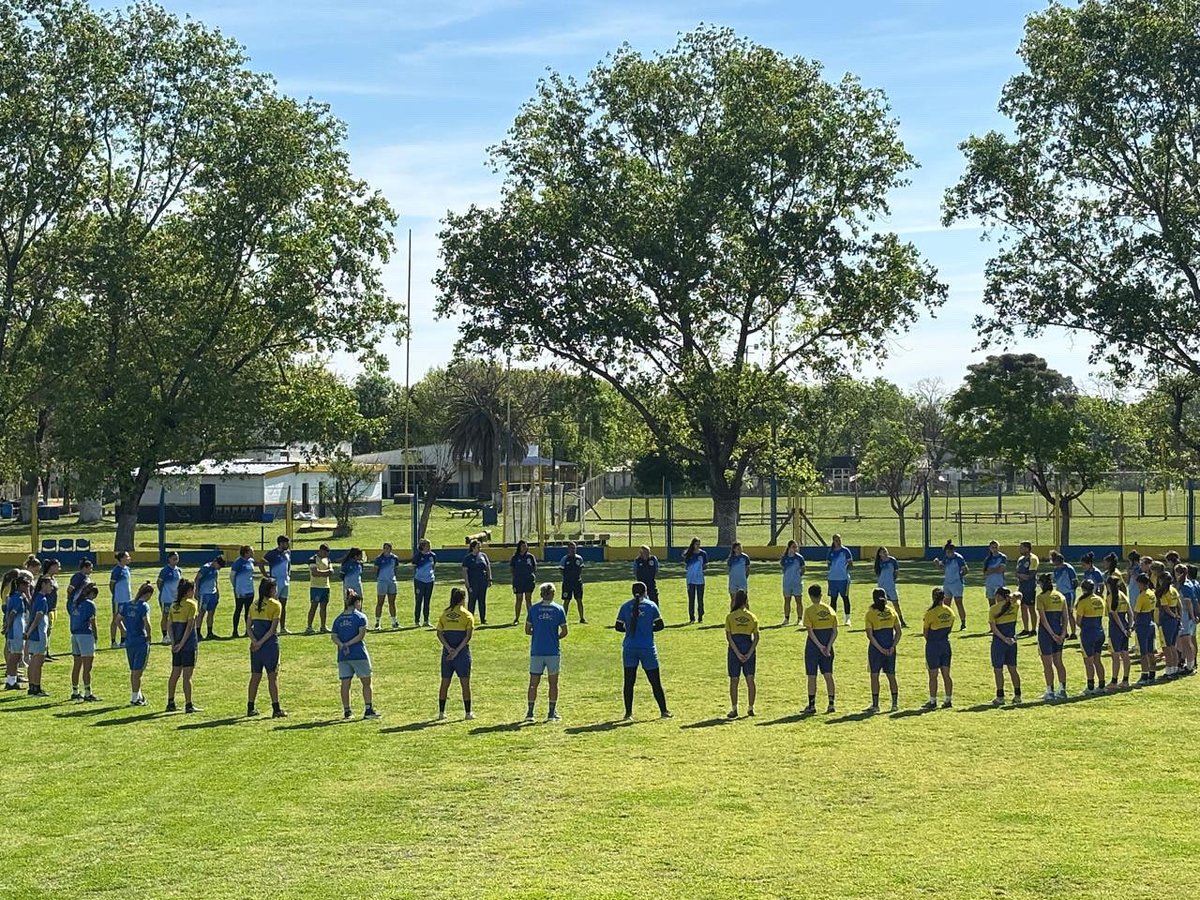 Previo al entrenamiento, el plantel realizó un emotivo minuto de silencio en memoria de Miguel Ángel Russo