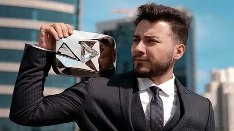 Enes Batur 16 milyon aboneli YouTube kanalını kapattı.

Ne düşünüyorsunuz?

sozcu.com.tr/enes-batur-you…