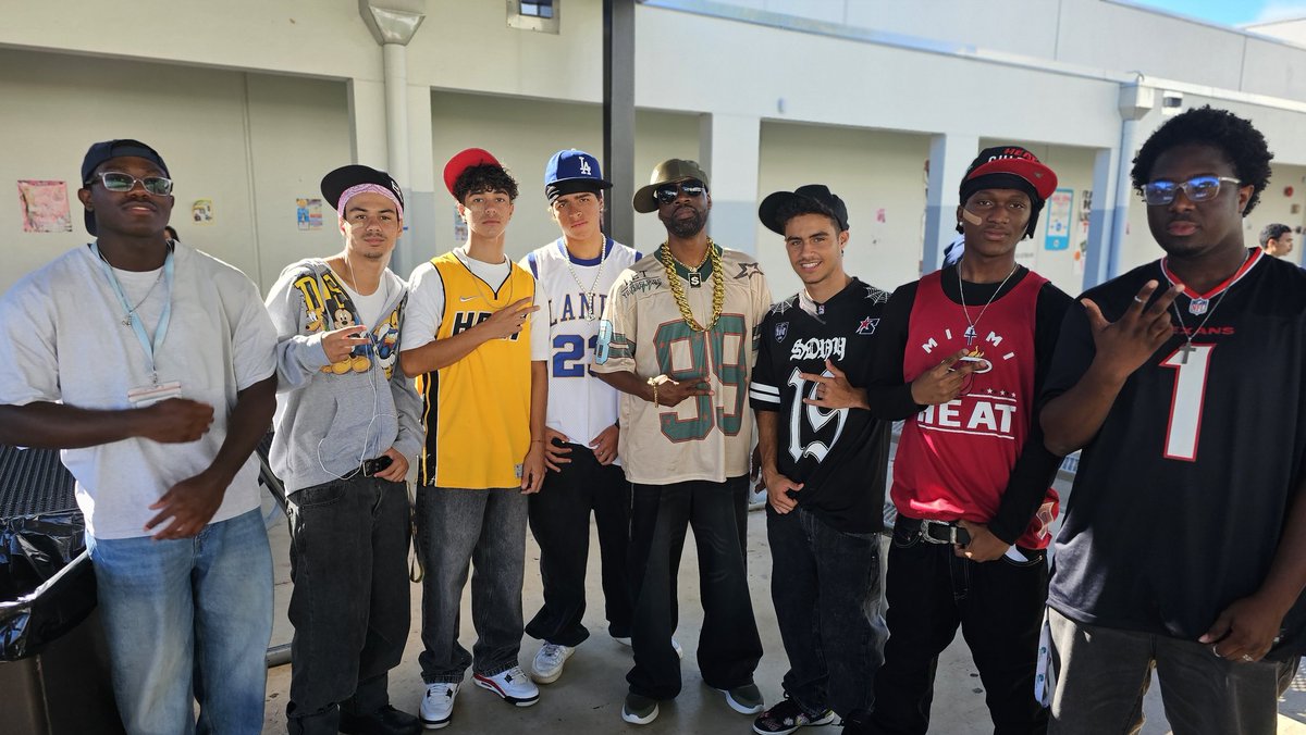 shadrack_henry's tweet image. Y2K Day at EHS.
#hoco2025 #ehsgators