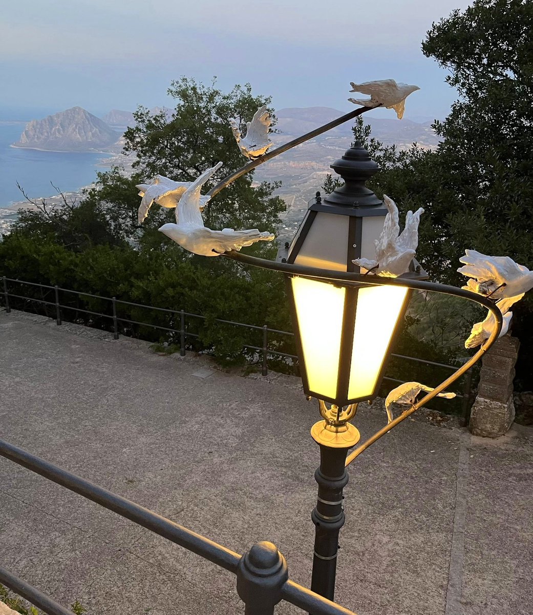 Erice at dusk, the wind carries whispers from ancient stones and the sea glows like molten silver. A Sicilian evening that lingers long after the sun fades. 🌬️🌊 #EriceMagic #AnemosTours