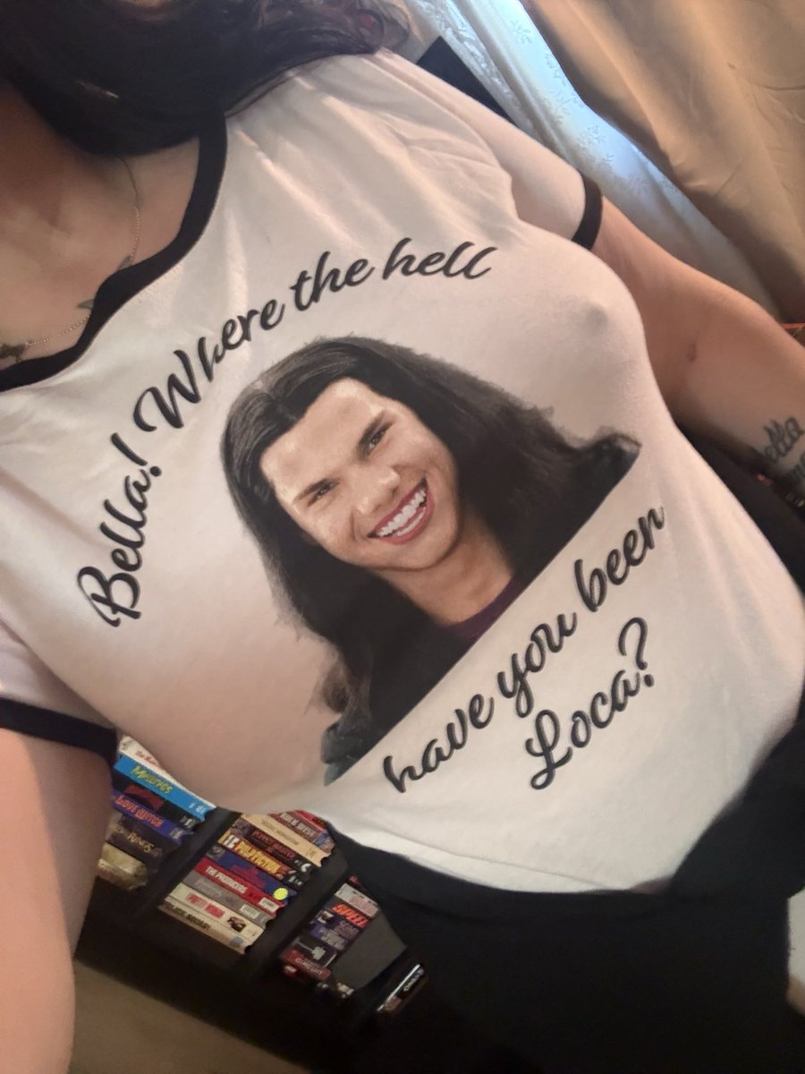 brujaespecial's tweet image. Team Edward AND Team Jacob. #eiffeltower #twilight