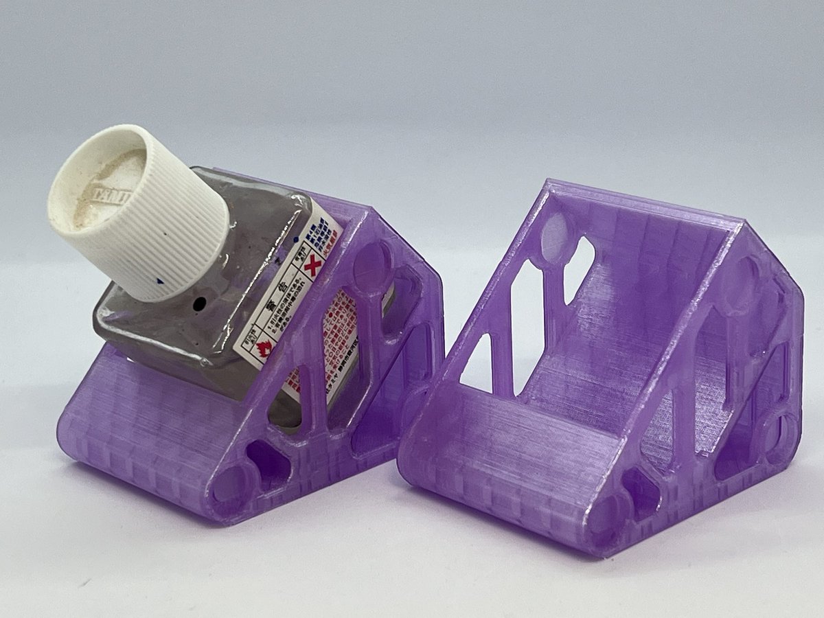matsurido_model's tweet image. 3Dプリンター製の角型ビン接着剤ホルダーの販売を開始しました、
・片手でキャップが開けられる
・量が減ってもブラシが届く
・机の上がキレイに片付いて見える
優れものです、税込み 380円です！！