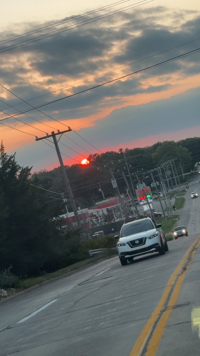 Coachreem4ever's tweet photo. What a Freakin evening in Manhattan Ks. Tag me with your view! #SunSetChallenge https://t.co/Wt2iHZz6tu