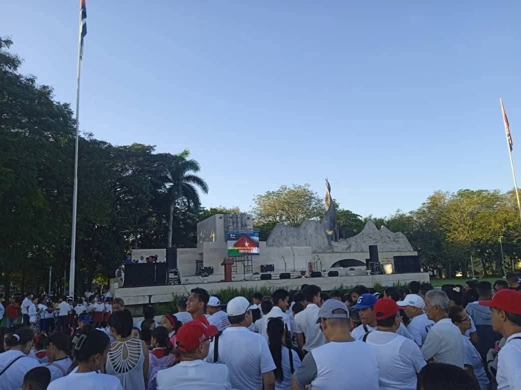 EnoelHernandez2's tweet photo. No podía ser otra la respuesta del pueblo granmence, desde la Plaza de la Patria en #Bayamo todos con #FreePalestine #YoCreoEnLaPaz #MunicipioBartoloméMasó @YudelkisOrtizB @EduardoLopezL65 @DrRobertoMOjeda @BorgesOlivero @GalanCuba https://t.co/1ssGwA0CJx