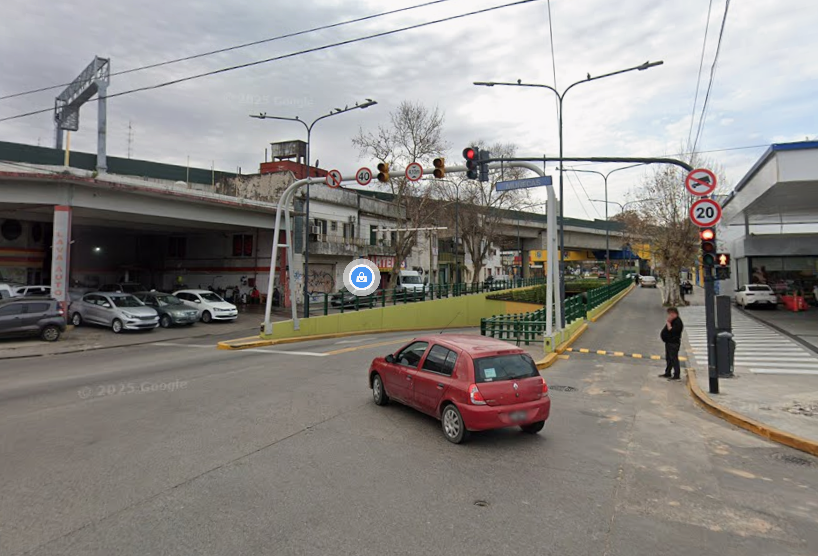 aguanteferrovi1's tweet photo. Es curioso como nadie se cuestiona el por que este paso bajo nivel sigue existiendo, ya que perdió totalmente el sentido con el viaducto. https://t.co/9OBz3U7JNe