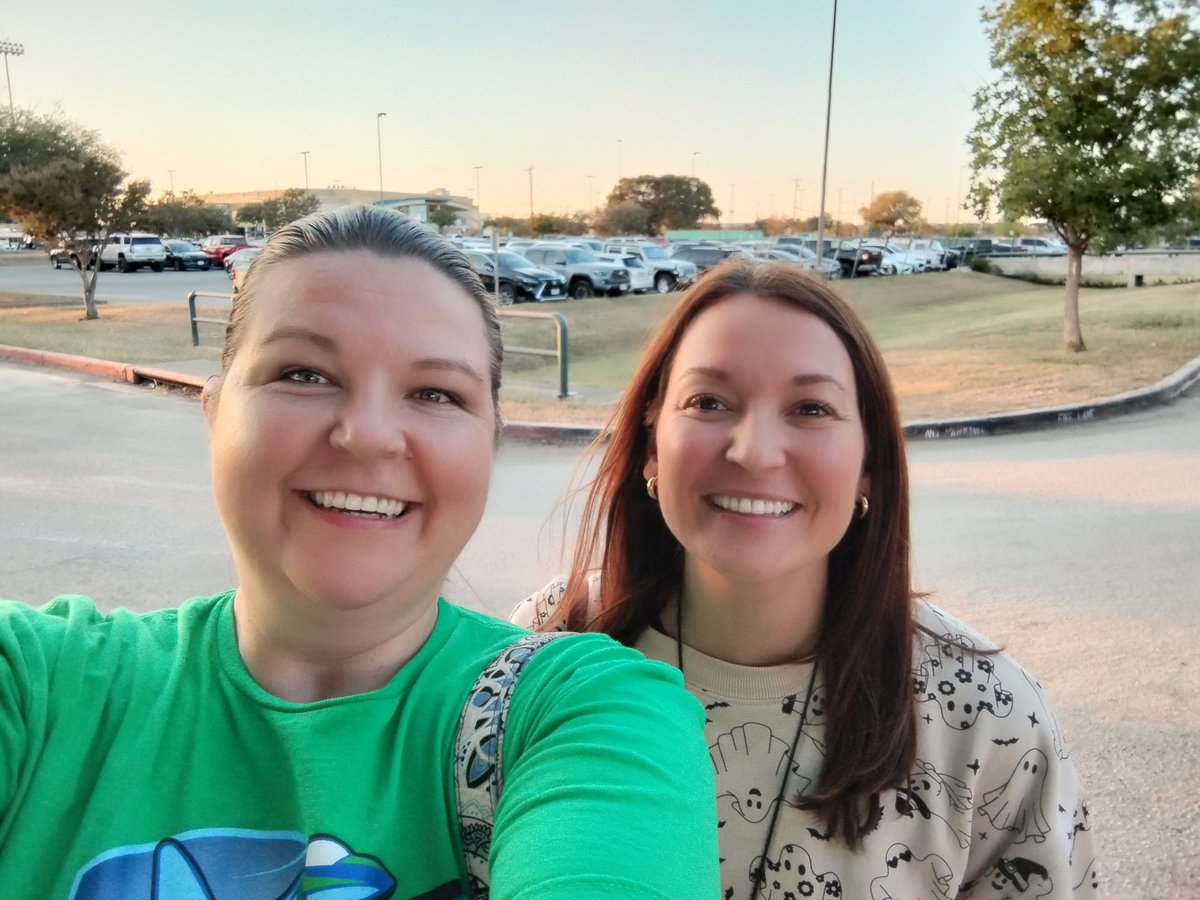 With <a href="/ZeidlerZone/">Claudia Zeidler</a> to hear the choir solo from Danna - the parking lot and cafeteria were packed and she did such an awesome job! 
#SkyhawkPride
#SkyhawkLane