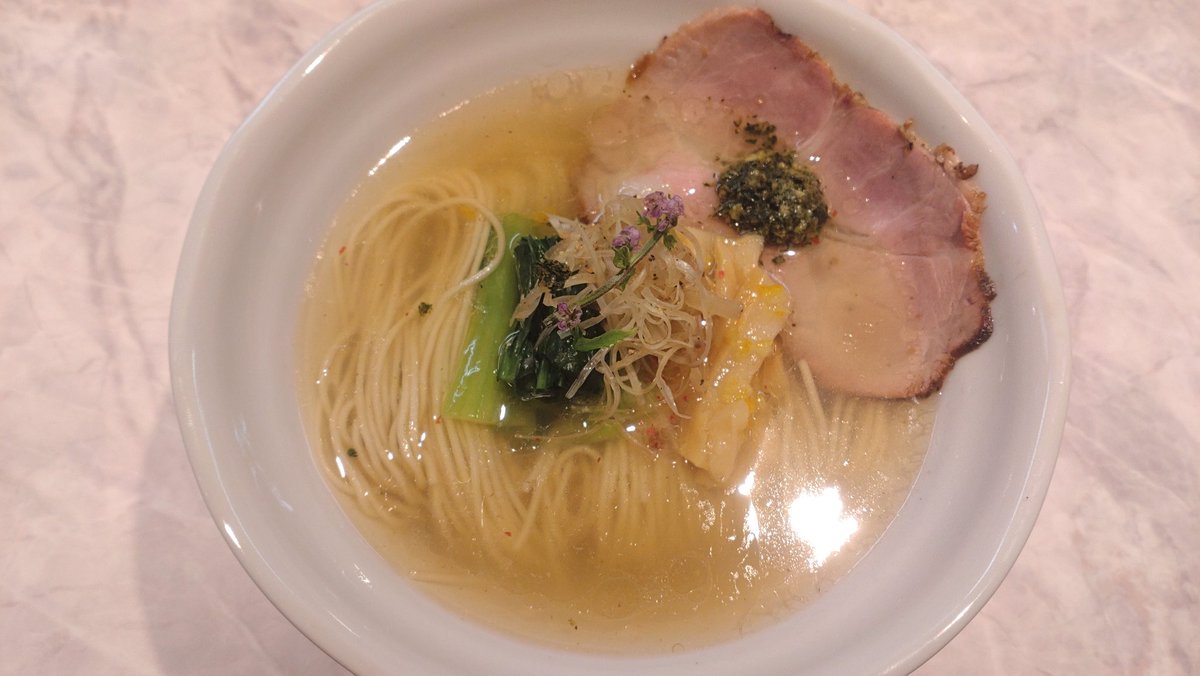 TaKuMaxx180's tweet photo. ラヴィットに出てたshizukuのラーメン

1枚目　特製塩ラーメン
2枚目　塩ラーメン
3枚目　蟹ビスク冷やしラーメン(限定)
4枚目　豚骨ラーメン(限定) https://t.co/GzACKmzXAo