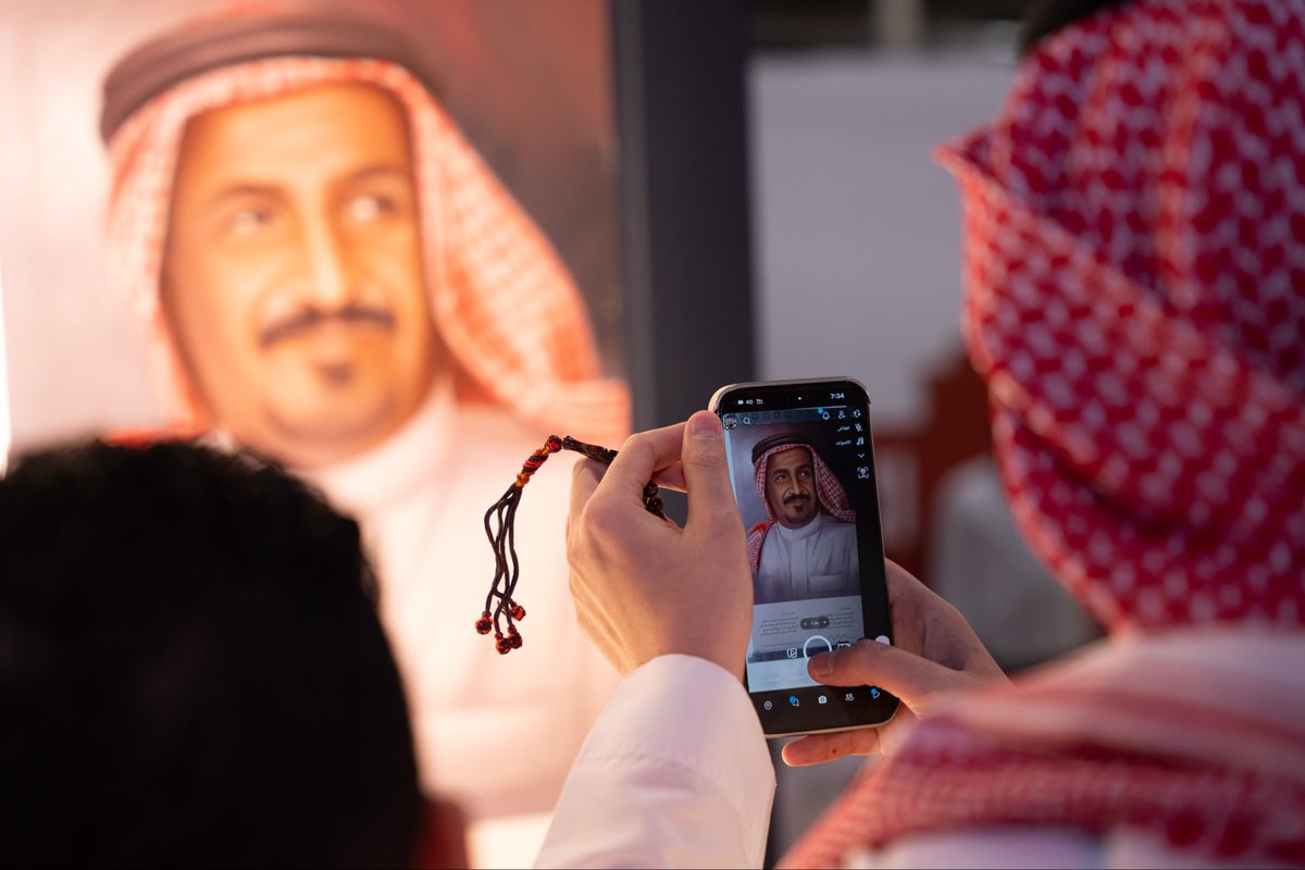 عدسة الزائر توثق حضور شاعر ما يغيب.. 
نقش اسمه في ذاكرة الأدب الشعبي..

 #سعد_بن_جدلان 

جناح #ناشر في #معرض_الرياض_الدولي_للكتاب_2025

من كتاب #شعراء_المحاورة