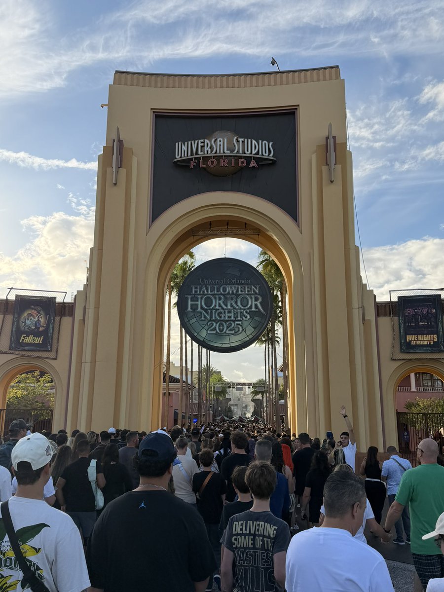 theanglejoey's tweet image. We’re here! @HorrorNightsORL