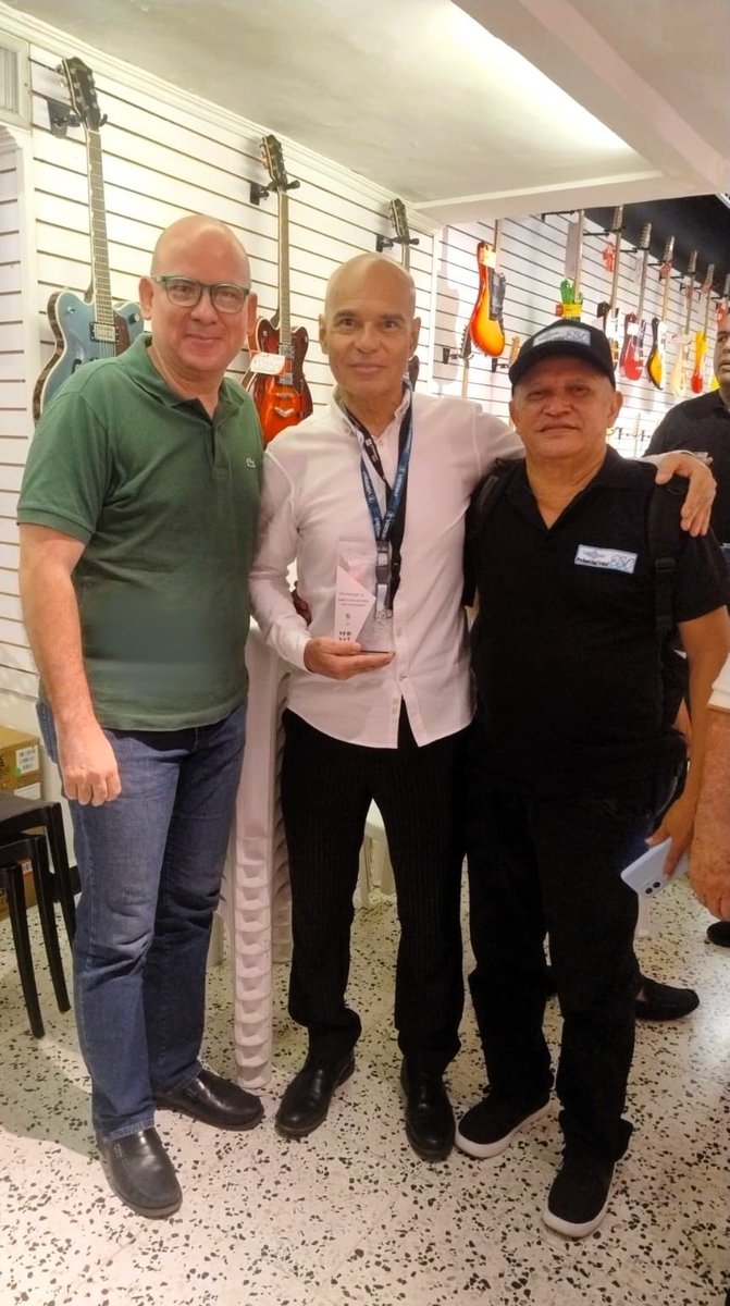 technoprodu's tweet image. Compartiendo con mis grandes amigos y homenajeados Jorge Luis Sánchez Llinás y Oscar Alí Sarmiento Castillo durante el III Encuentro de Producción celebrado en Miche Instrumentos Musicales el pasado Martes 7 de Octubre.