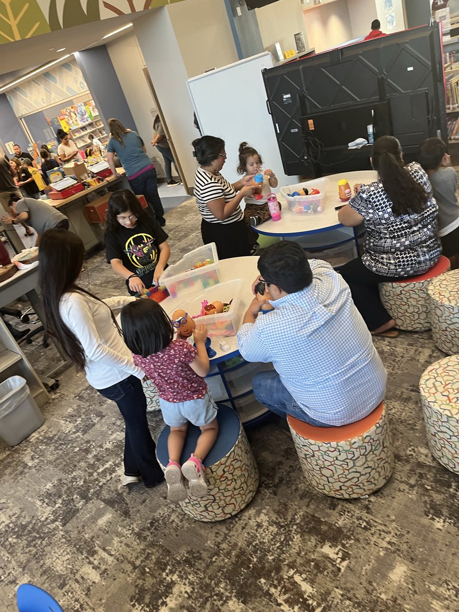 MsCastillo123's tweet photo. Library fun for BLE showcase! https://t.co/74N9EidsMe