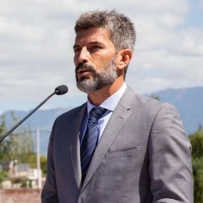 El Intendente de Capital, Ulpiano Suárez, decidió dedicar su tiempo a atender problemas de los ciudadanos de Mendoza y no a cuestiones electorales de la casta política.
No fue a chuparle las medias  a Milei, en su visita  relámpago, a la ciudad. Fue a estar con los ciudadanos.