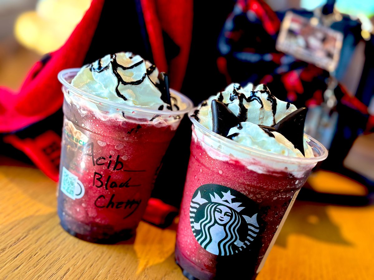 yarnmn's tweet image. 朝イチで穴場のスタバ🍒
店員さんが&quot;Acid Black Cherry&quot;と
快く笑顔で書いてくれたんやけど
Acidのdがbになってるwwwかわいい😂🫶
親切に書いてくれてありがとうございます！
指で隠せばNo problem ♡

#AcidBlackCherry
#TeamABC
#スタバ
#アサイーベリーフラペチーノ
#ABC