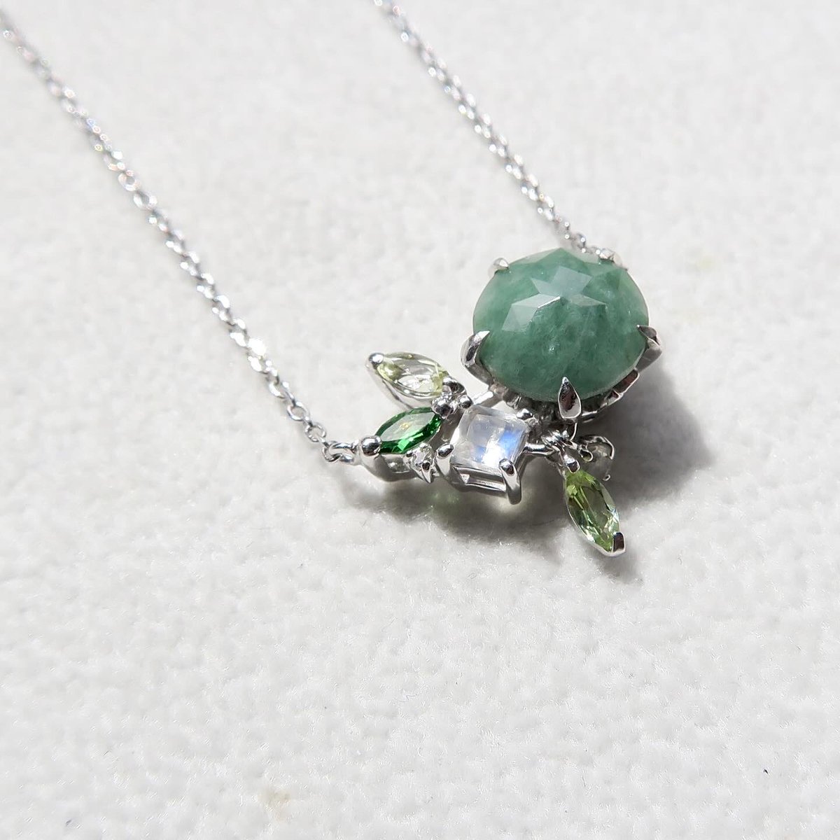 仕上がりましたお品物のご紹介です✨

N-215
silverロジウムメッキ
グリーン翡翠
8mm
カメリアカット

Greenのカラー企画でご注文いただいたお品物。
気品漂う日本の伝統美😍淡く深いシックなグリーンは永くご愛用いただけるはず。

シミズ貴石様 <a href="/shimizu_kiseki/">株式会社シミズ貴石</a>

#フリージアの仕上がりお品物たち