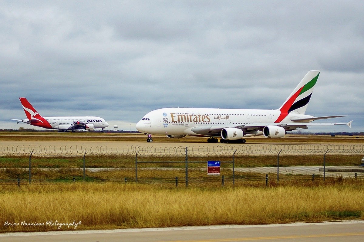 brianharrison72's tweet photo. Qantas Airbus A380-842, VH-OQH and Emirates Airbus A380-861, A6-EOD @DFWAirport DFW/KDFW November 30, 2015. #DFWYES https://t.co/9HvRLAEhRr