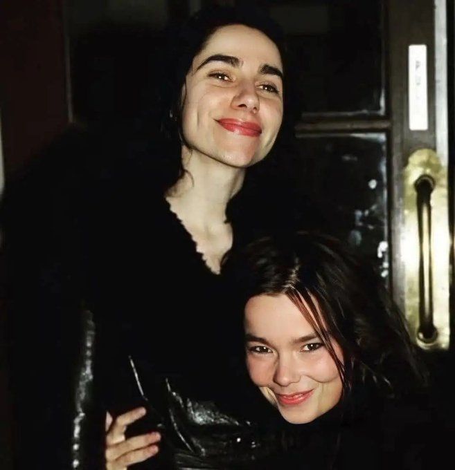bjorkarchivee's tweet photo. happy 56th birthday to the talented PJ Harvey! 🖤 https://t.co/XczNBm2iM6