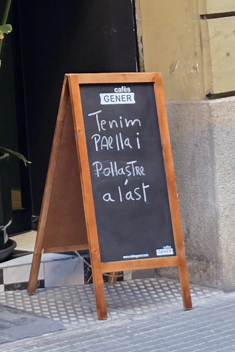 A #Manresa pots fer un cafè i paella/pollastre a l'ast, en una cafeteria. El més normal del món a la #Manresamésbenparida... 
Qui controla les llicències otorgades <a href="/marc_aloy/">Marc Aloy Guàrdia 🎗</a>?
I seré perepunyetes però la bafarada que surt d'aquest local, queda impregnada a mig barri.
