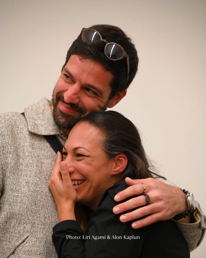 Después de dos años de dolor insoportable, un rayo de esperanza.

El nuevo acuerdo ofrece la esperanza de un cese al fuego y el regreso de los 48 rehenes.

Las lágrimas de las familias hoy llevan tanto alivio como miedo, la esperanza de que esta vez, sea real.

Nada puede borrar