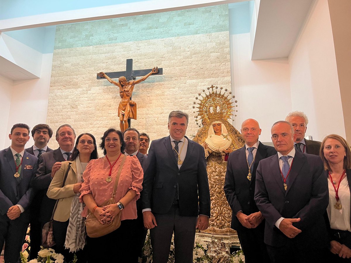 🔴 #ACTUALIDAD | En la tarde de hoy, una representación de la Junta de Gobierno, ha acompañado a la querida <a href="/EspDeTriana/">Esperanza de Triana</a> en su segundo día de triduo. 
Se le ha hecho entrega de un recuerdo a Nuestra Señora de la Esperanza.
#SagradaLanzada #LaMisiónDeLaEsperanza
