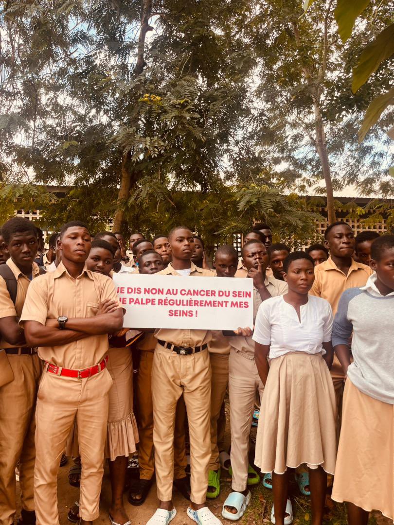 cleophas_lade's tweet photo. J2 de sensibilisation avec la #MlaTourRose2025 et miss Togo 2025 
Prévention du #cancerdusein: chaque geste compte.
L’#autopalpation des seins est la clé de ce dépistage précoce 
Nous continuons à former la population de #Notse sur ce geste qui sauve https://t.co/JlL60bQD22