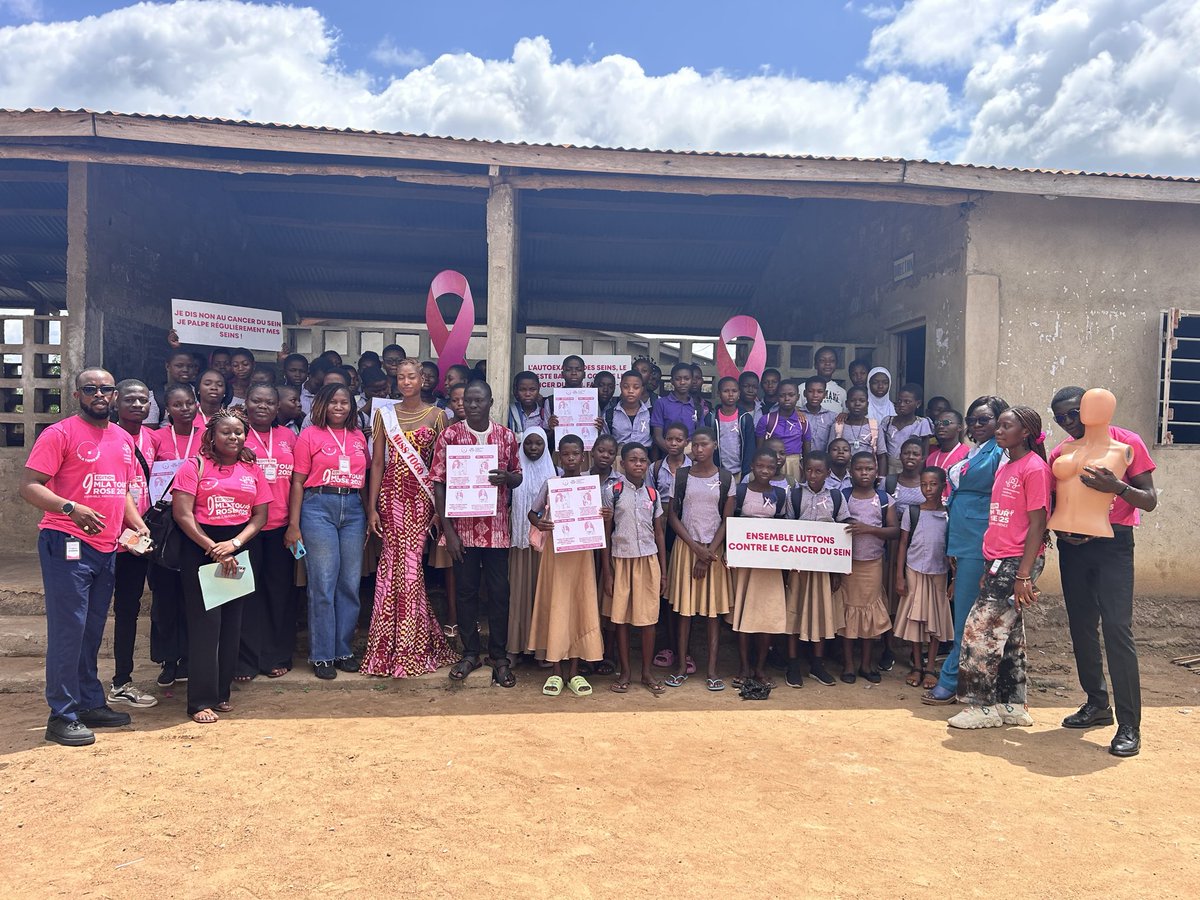 cleophas_lade's tweet photo. J2 de sensibilisation avec la #MlaTourRose2025 et miss Togo 2025 
Prévention du #cancerdusein: chaque geste compte.
L’#autopalpation des seins est la clé de ce dépistage précoce 
Nous continuons à former la population de #Notse sur ce geste qui sauve https://t.co/JlL60bQD22