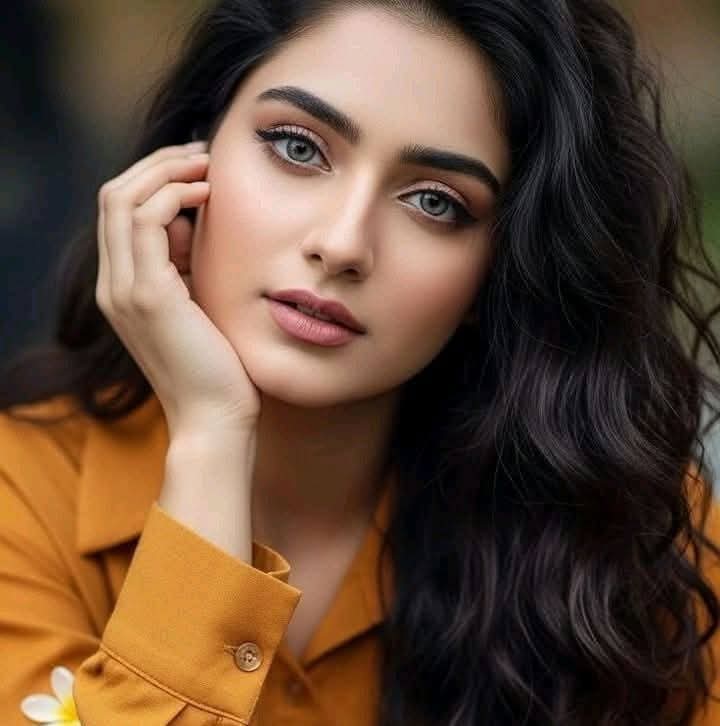 #قومی_زبان #P_PTi 
دل میں چُھپی یادوں سے سنواروں ___تجھکو!!
جی میں آتا ہے اپنی آنکھوں میں اُتاروں تجھکو۔

تیرے نام کو لبوں پہ ایسے_______ سجایا ہے  
سو بھی جاؤں تو خوابوں میں پُکاروں تجھکو!!❤