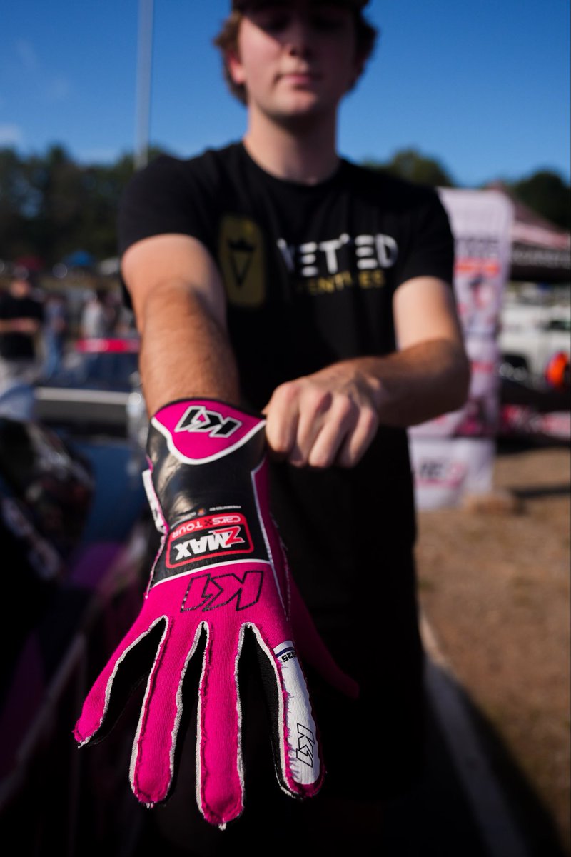 CARSTour's tweet photo. 𝙋𝙄𝙉𝙆 𝙊𝙐𝙏: 𝘾𝘼𝙍𝙎 𝙏𝙤𝙪𝙧 𝙀𝙙𝙞𝙩𝙞𝙤𝙣 🩷

Bid on Jared Fryar and TJ DeCaire’s race-winning gloves, along with many others until October 20th: https://t.co/lxLioLGPGL

@zmaxraceproduc1 | @SoundGearHear | @FloRacing | @K1RaceGear https://t.co/T2yCGlHOb6