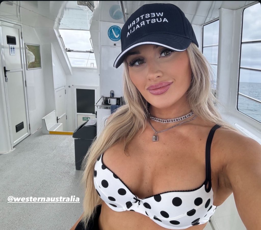 WannaSeeYouDrop's tweet photo. polka dots for the win. 👙 https://t.co/j6DwhERfJF