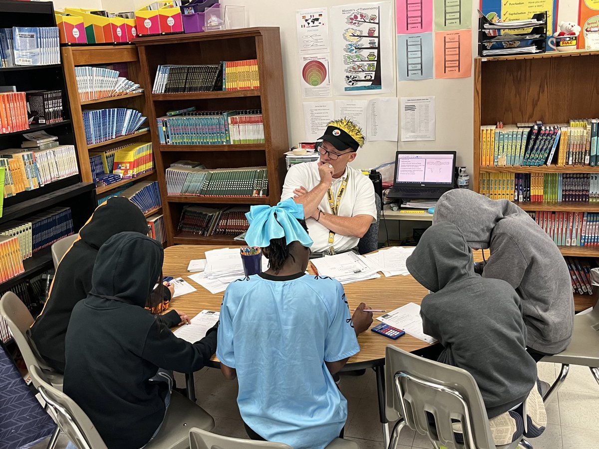 gses_929's tweet photo. 🧢 Put on your “Kindness Cap”! 💙
Today was Hat Day for #BullyingPreventionMonth, a reminder to wear kindness proudly & lift others up with our words & actions! We filled our halls with compassion, respect, & positivity because kindness never goes out of style! 💫 #NNPSProud https://t.co/1l6puMleeE