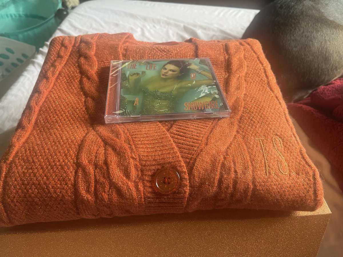 BeheadedPhoenix's tweet image. I could not be more excited to have this. Finally getting to start my CD collection and add to my existing cardigan one, at the same time 🤗
#TSTheLifeOfAShowgirl