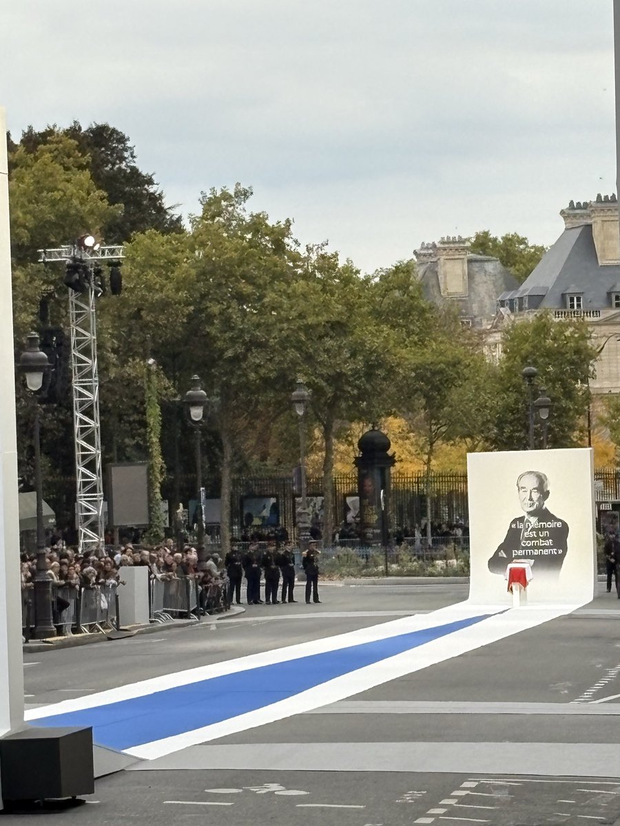 PSIssy2's tweet image. Robert Badinter est entré aujourd’hui au Panthéon, 44 ans jour pour jour après l’abolition de la peine de mort.  

Sobriété. Émotion. Silence. Un honneur républicain. #Badinter #Panthéon #Justice
