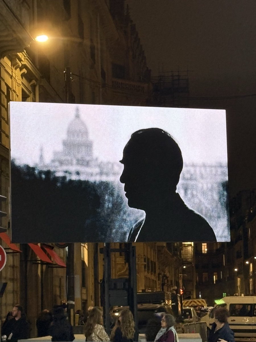 PSIssy2's tweet image. Robert Badinter est entré aujourd’hui au Panthéon, 44 ans jour pour jour après l’abolition de la peine de mort.  

Sobriété. Émotion. Silence. Un honneur républicain. #Badinter #Panthéon #Justice