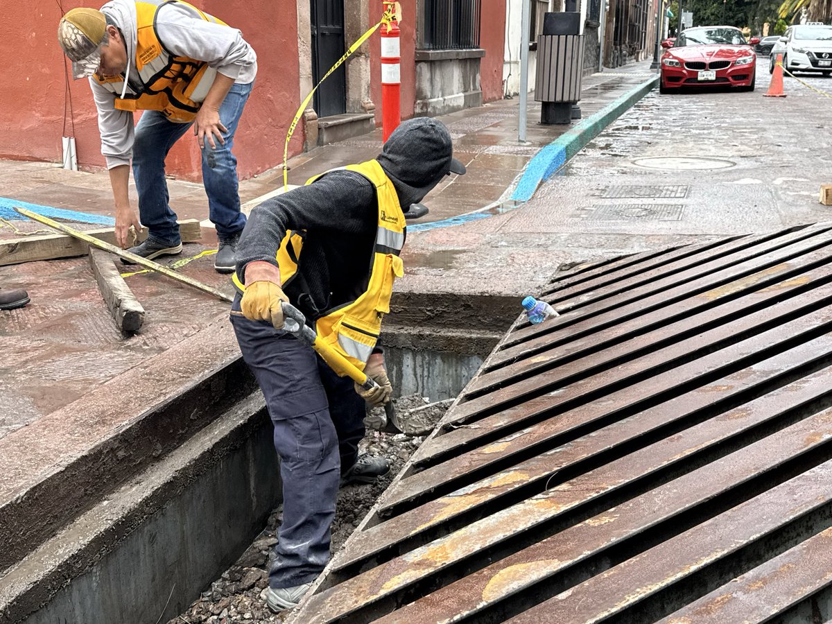En cumplimiento de las indicaciones del alcalde 
<a href="/EF_Galindo/">Enrique Galindo C</a>, nuestra Cuadrilla de Respuesta Inmediata realizó la limpieza de la rejilla pluvial en Calzada de Guadalupe y General Fuero, reforzando las acciones preventivas ante la temporada de lluvias.