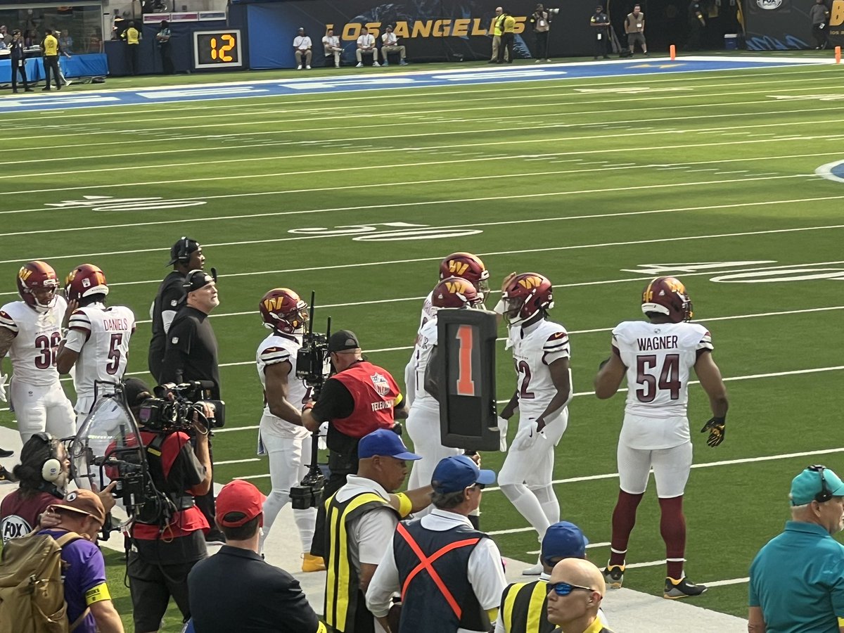 CommandersInAus's tweet photo. Commanders Down Under road trip: 7500 miles from Sydney to LA to see the W against the Chargers at SoFi. 

Crowd about 50% Burgundy.  Cheering with the faithful at the visitors tunnel (and my new Pacific brother Hawaiian buddies) was cool.

So good to watch a W.

#RaiseHail https://t.co/9FMeyFZ1LF