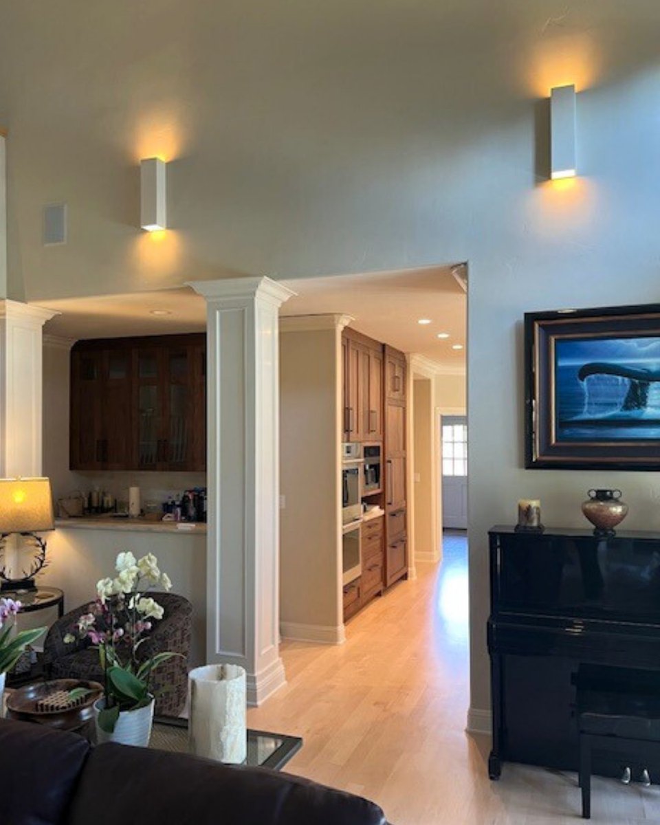 A19Lighting's tweet image. Designer Lynn Moore shows how the Sunda Sconce turns a simple entryway into a statement of modern comfort. 

#ArtisanLighting #InteriorDesignInspiration